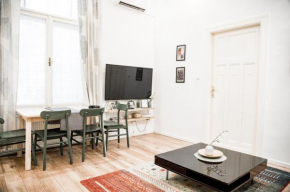 Stylish and Spacious ! Central location Kazincy Netflix